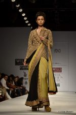 Model walk the ramp for Anand Kabra Show at Wills Lifestyle India Fashion Week 2012 day 1 on 6th Oct 2012 (129).JPG